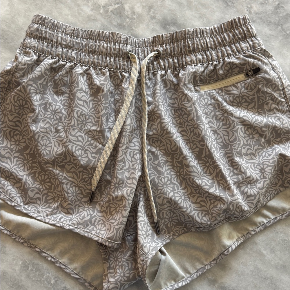 Nwot Vuori Clementine 2.0 2.5" Shorts In Pale Wheat Samba Running Exercise